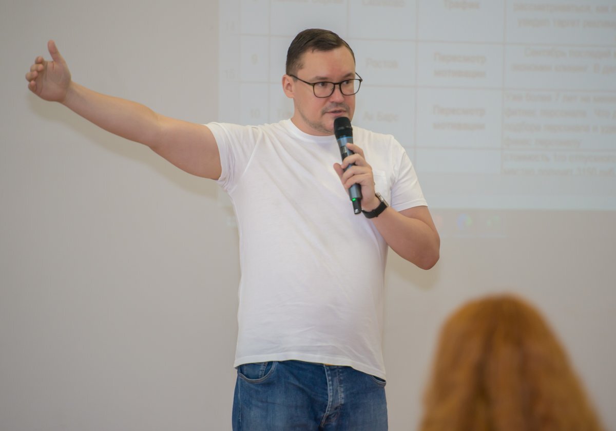 Игорь Ерёмин выступает с микрофоном